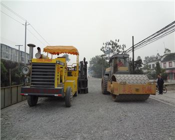 多錘頭水泥路面破碎機(jī)的工作原理