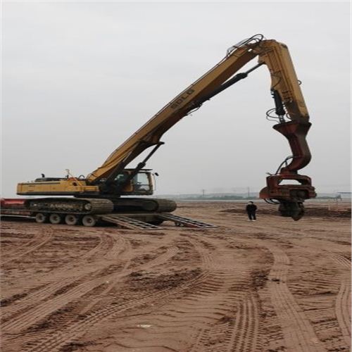 熱烈祝賀老板新添置設(shè)備----振動(dòng)錘打樁機(jī)，上工地了干活了！??！