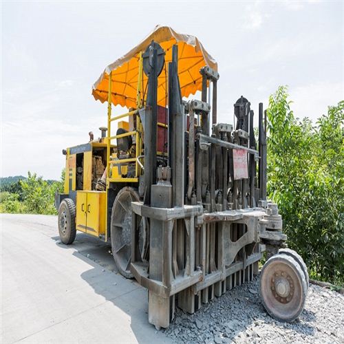 多錘頭水泥路面破碎機(jī)的工作原理是什么？
